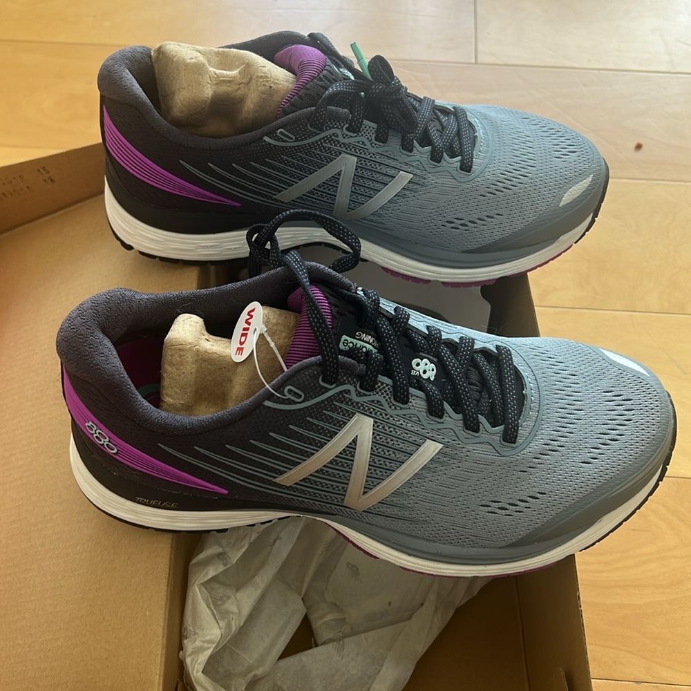 New Balance running shoes- model 880 - size 8.5 wide- still in the box